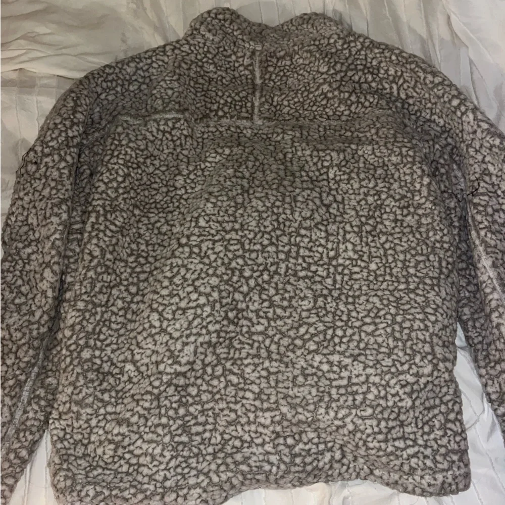 Thread and supply pullover - Picture 3 of 3